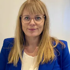 En kvinne med langt hår