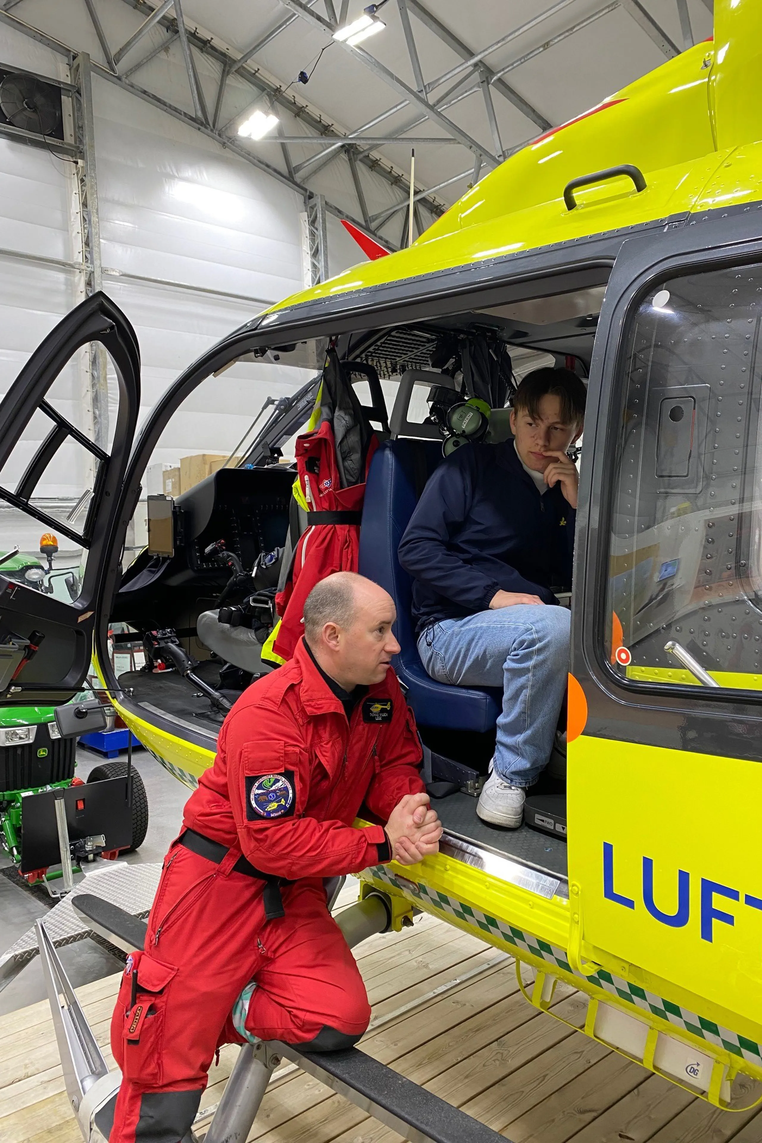 Et par menn i en bil