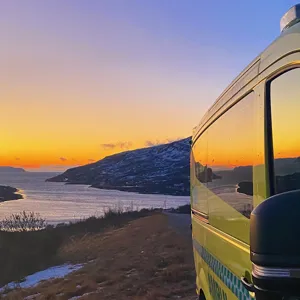 Ambulanse i solnedgang