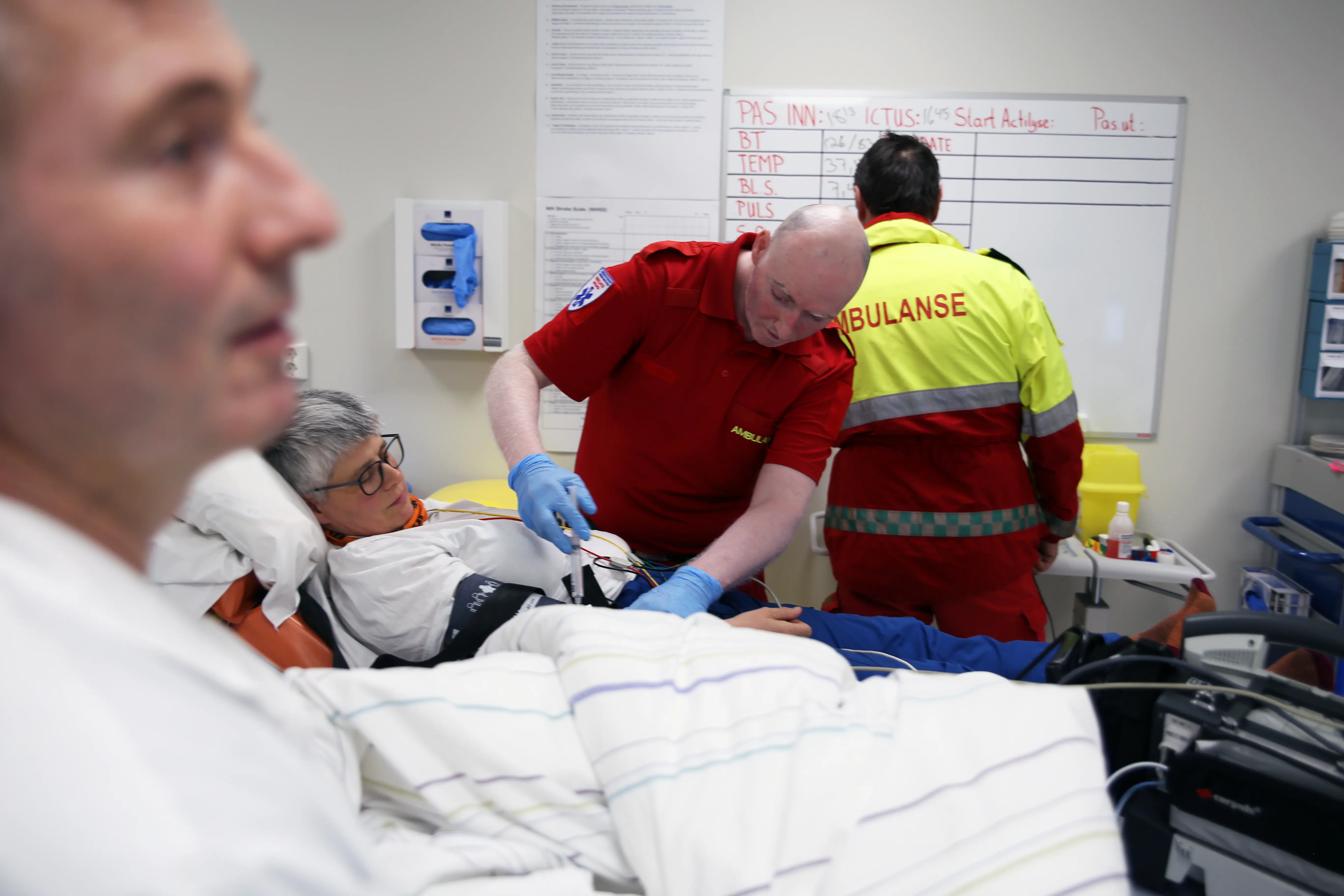 Ambulansearbeidere jobber med pasienten