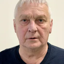 En mann med grått hår