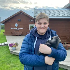 En gutt som holder en hund