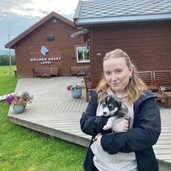 En kvinne som holder en hund
