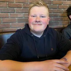 En person som sitter ved et bord