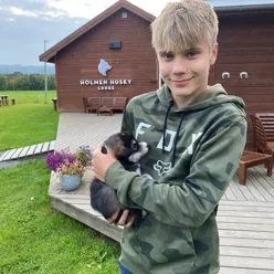 En gutt som holder en koala