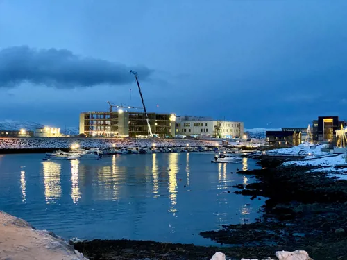 Bilde av nye Hammerfest sykehus sett fra Fuglenesbukta.