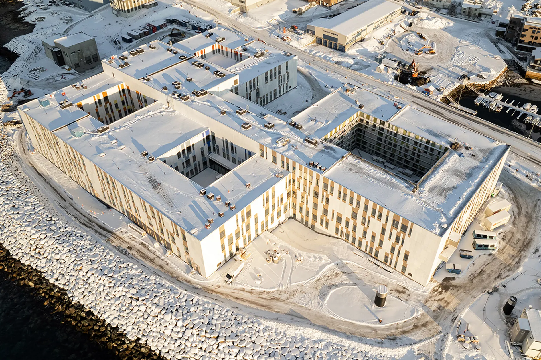 Dronefoto av nye Hammerfest sykehus.