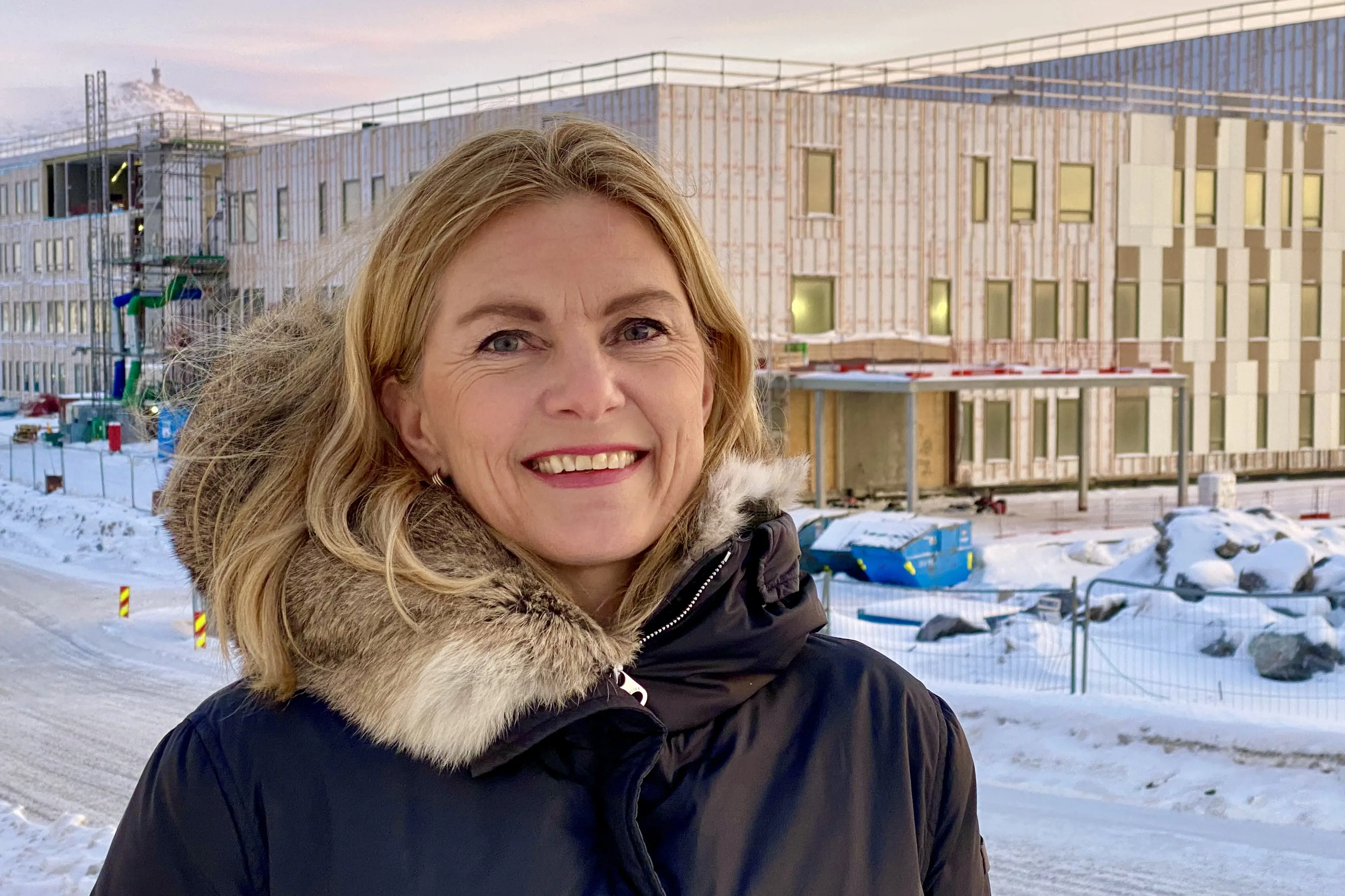 Bilde av Lena Nymo Helli foran sykehusbygget.