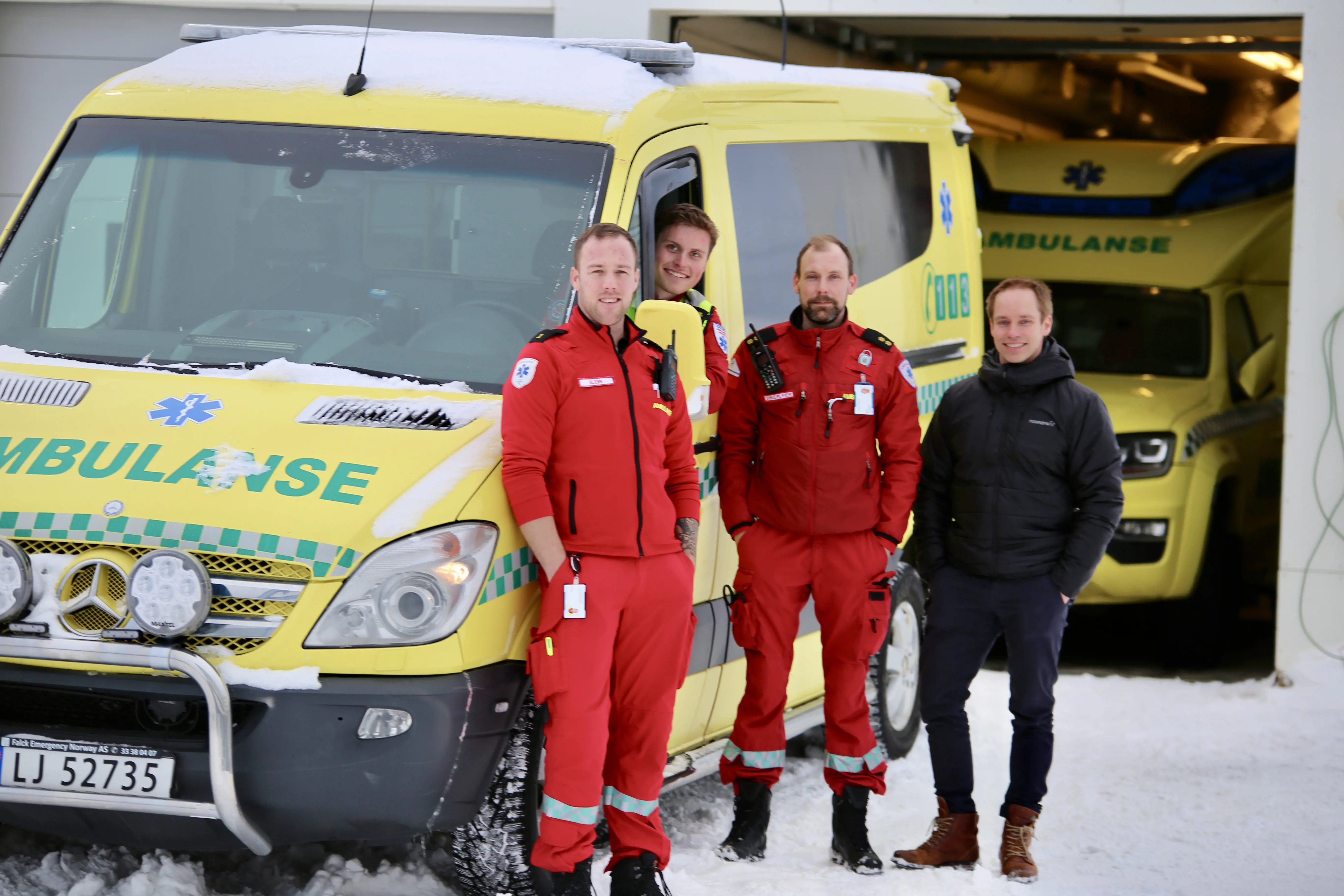 Bilde av ansatte med ambulansebil en som skal sendes til Ukraina.