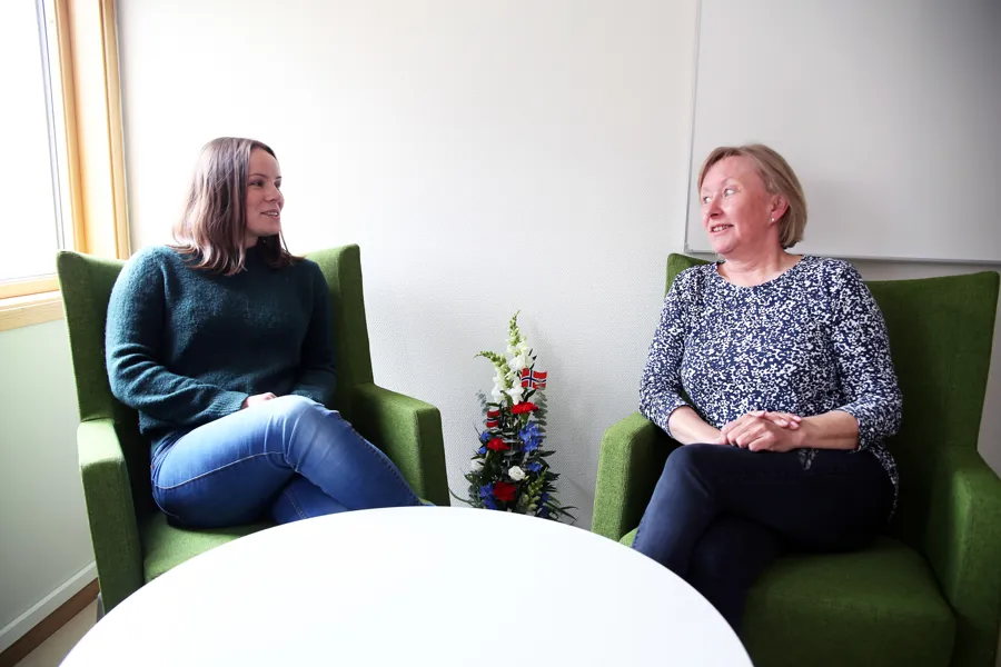 Sofie Bjørnå og Ragnhild Hanne Nilsen sitter i hver sin stol inne på et av behandlerrommene.