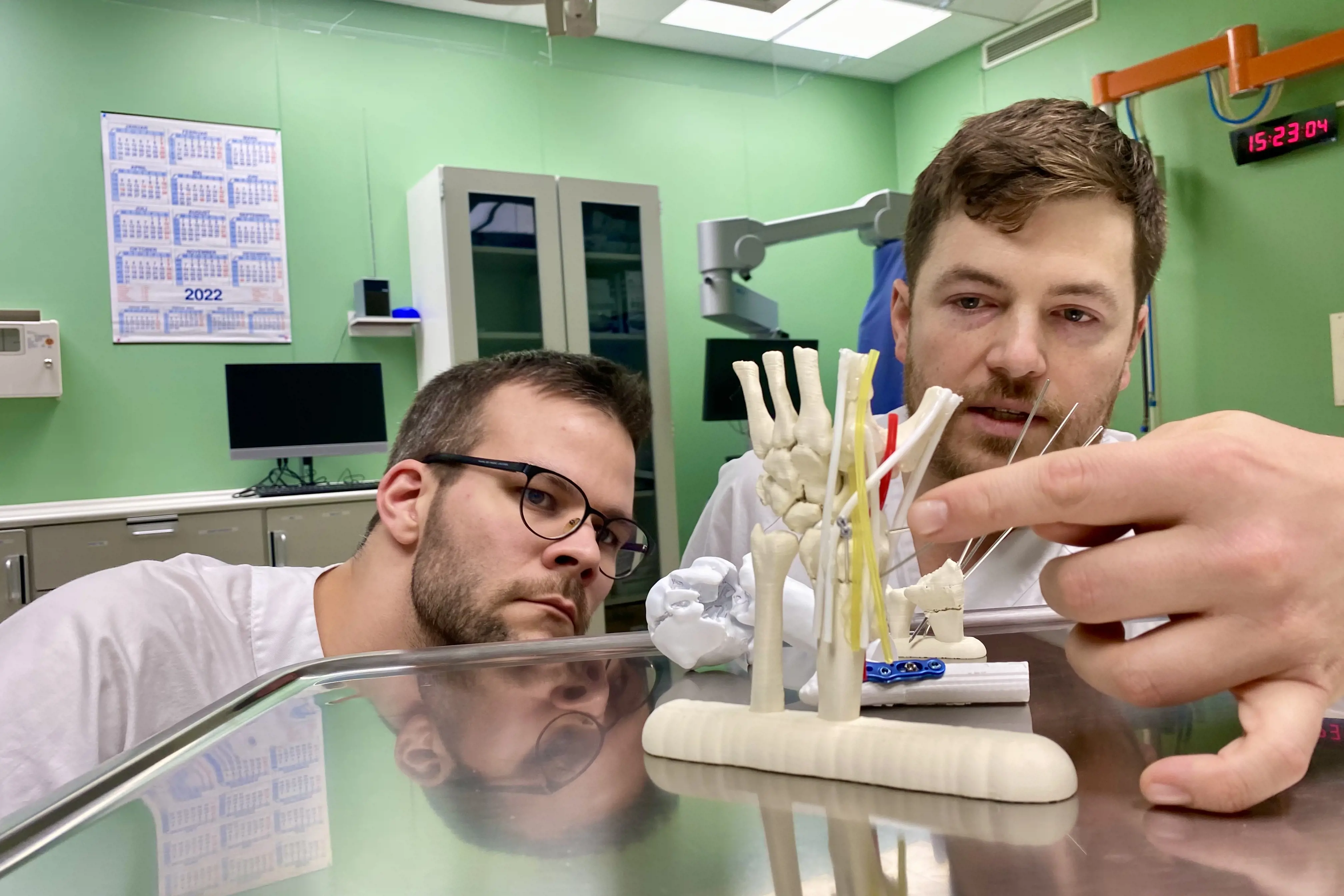Bjørn-Petter og Jason studerer 3D-printen.