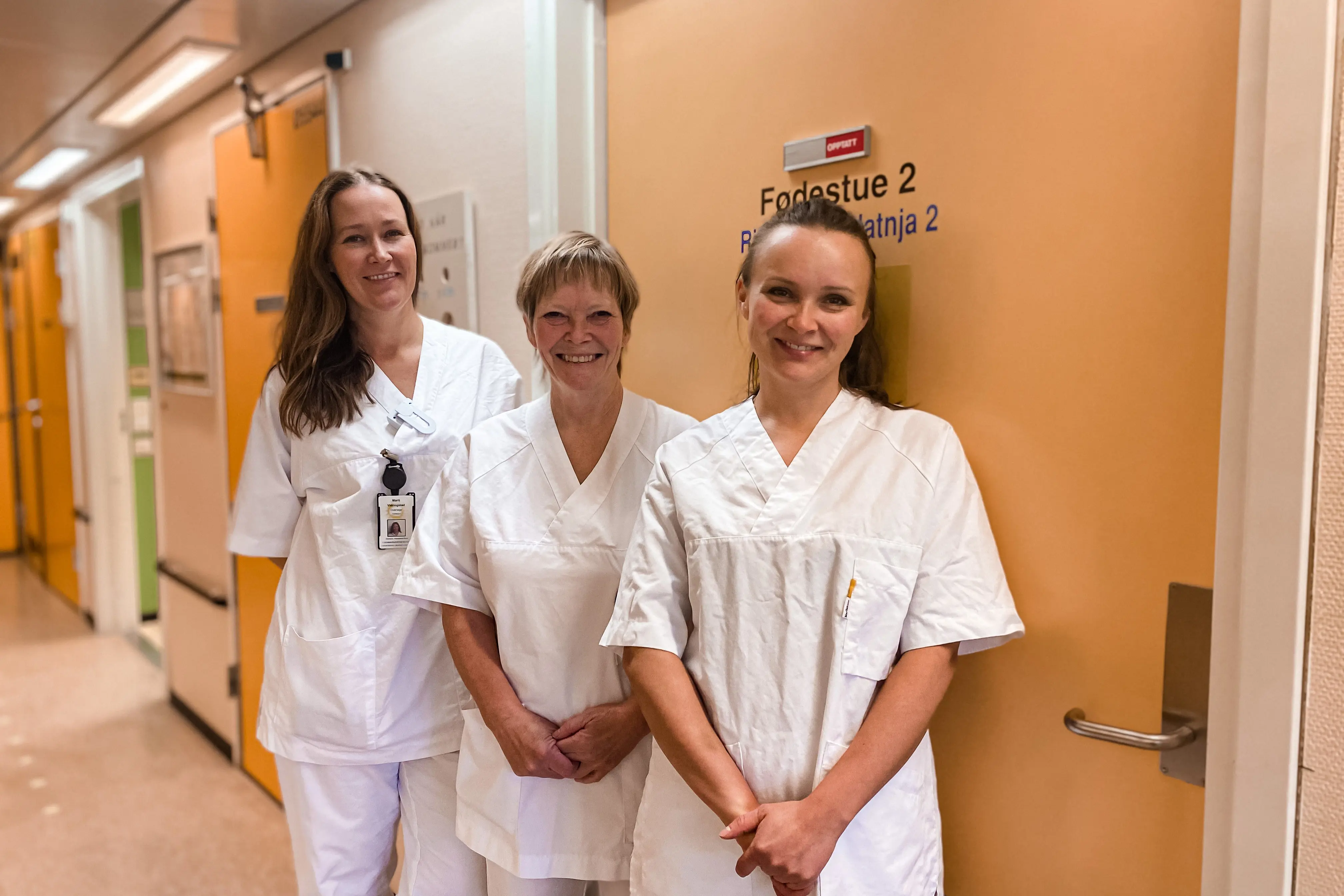 Enhetsleder for gynekologisk avdeling og overlege Marit Vidringstad, jormor Ann Karin Berg og enhetsleder ved fødeavdelingen Lin