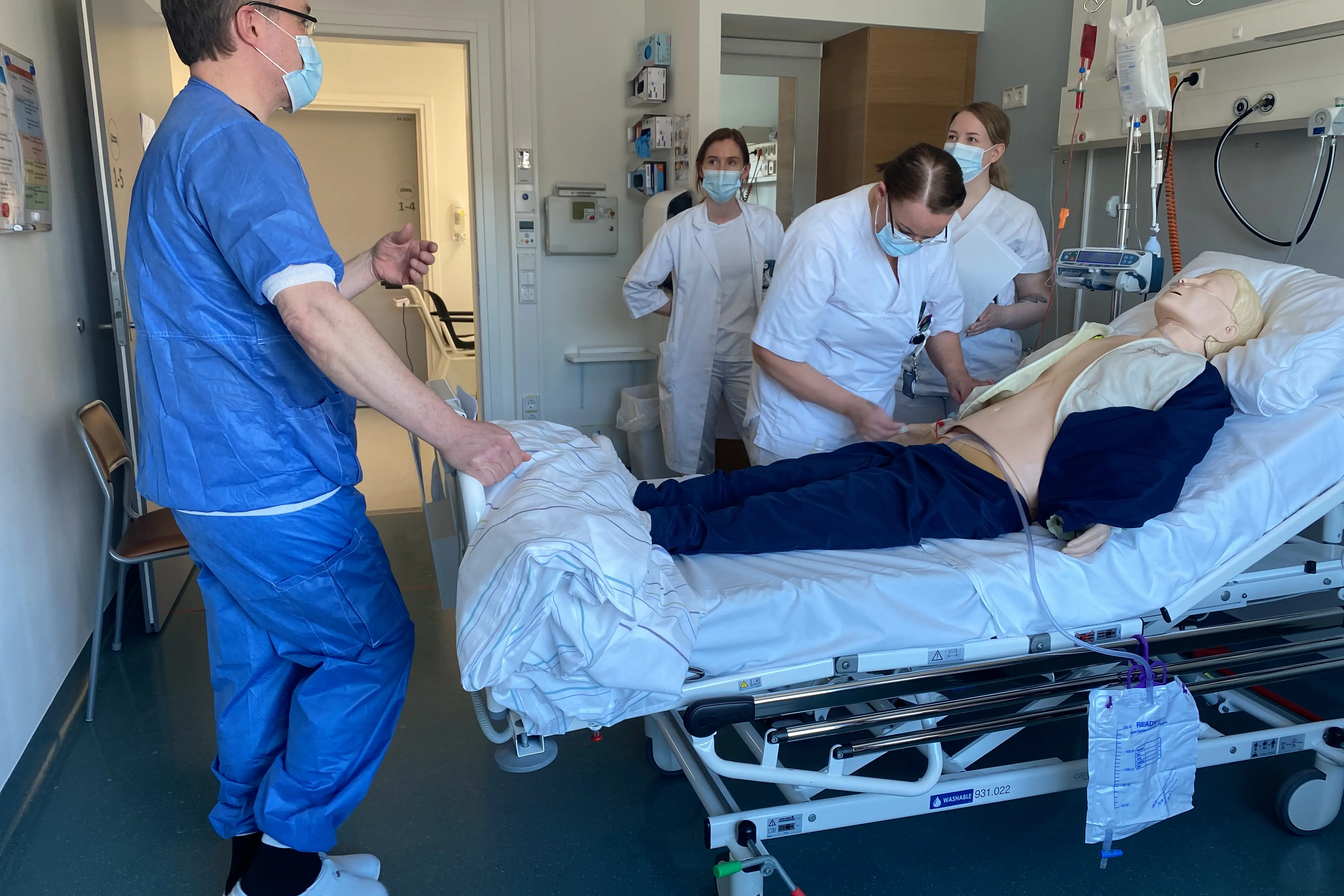  Anestesisykepleier Jesper Törjas ledet casesimuleringene på kirurgisk avdeling under opplæringsukene. Foto: Malene Nicolaysen 
