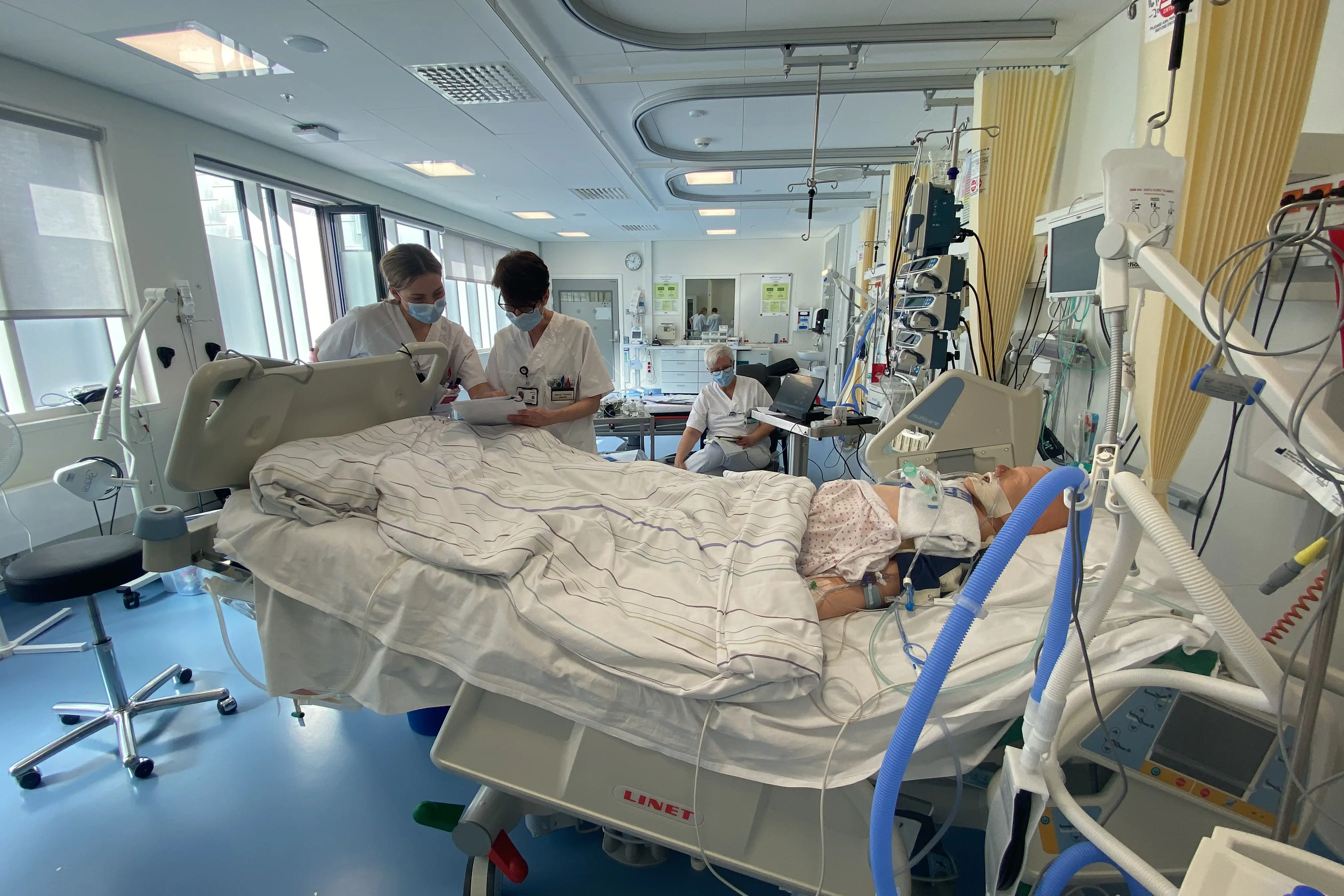 Sykepleierne Elisabeth og Jelena under simuleringscase på intensivavdelingen med god oppfølging av intensivsykepleier Mona og fa