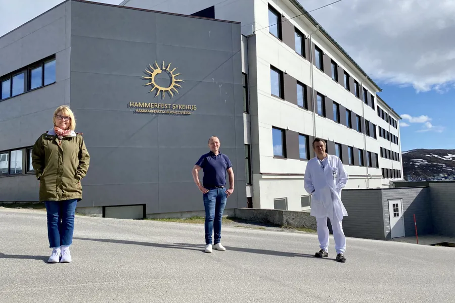 Bilde av Tone Dagsvold, Bjørn Wembstad og Uwe Agledahl utenfor Hammerfest sykehus.