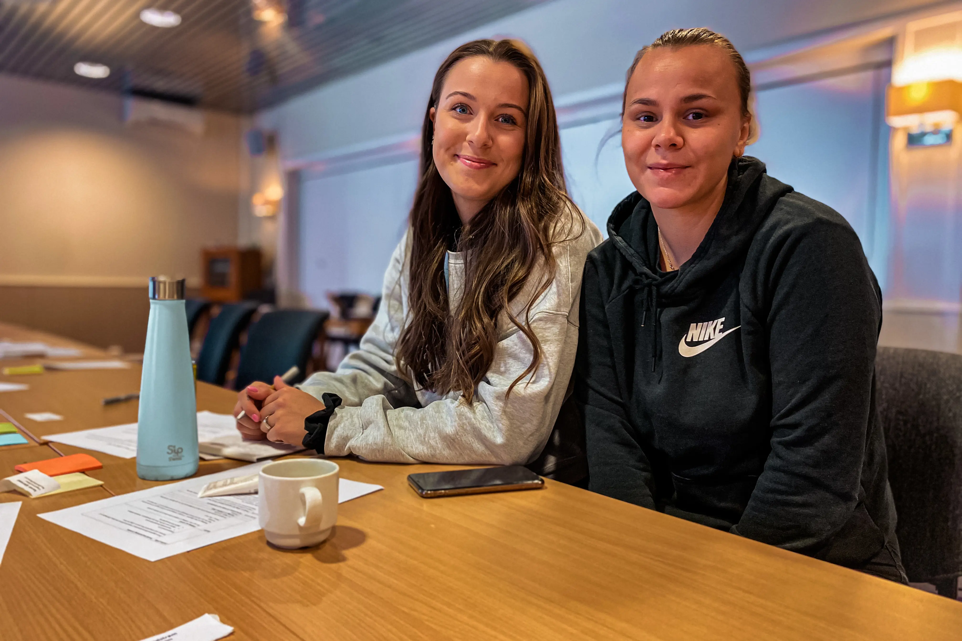 Sarah Gjerstad og Susanne Johanne Inga kom sammen med resten av sitt ungdomsråd i Nordlandssykehuset. Foto: Malene Nicolaysen