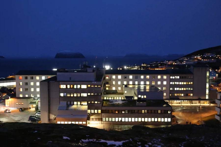 Bilde av Hammerfest sykehus i desemberlys.