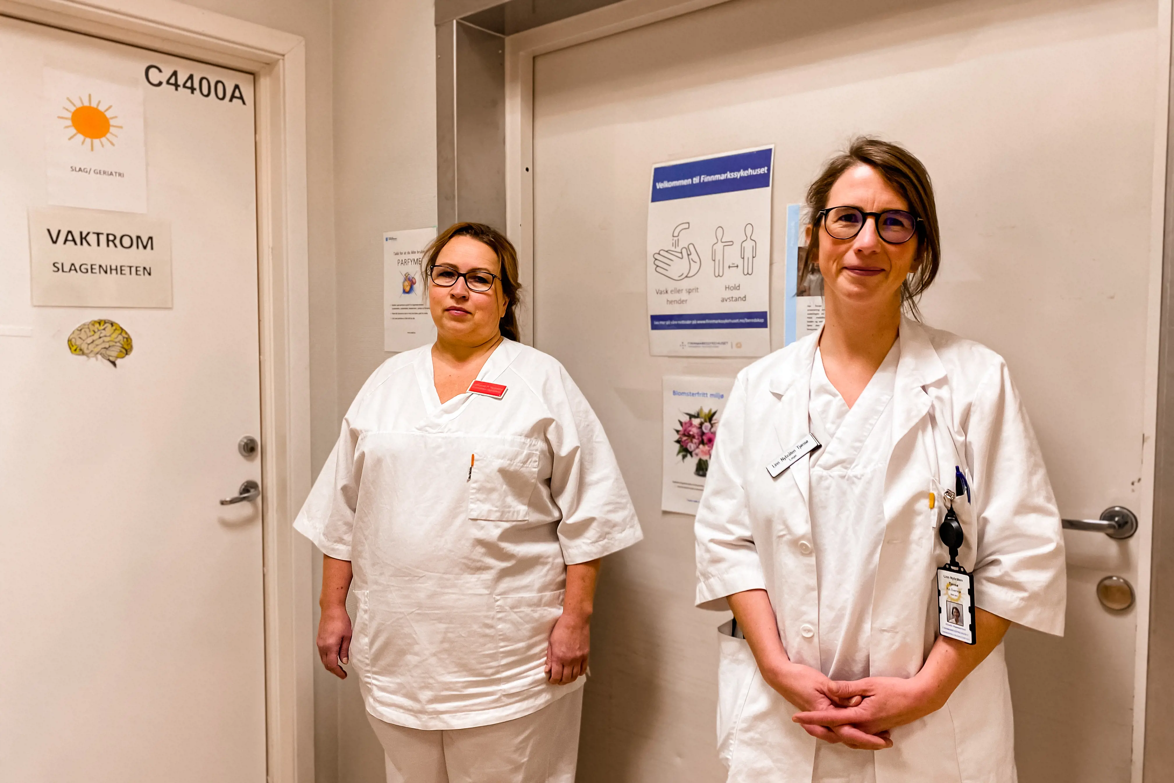 Johanna Miriam Dahl Nygaard og Linn Tjønsø står foran døren til medisinsk avdeling som er stengt for å unngå unødvendig gjennomg