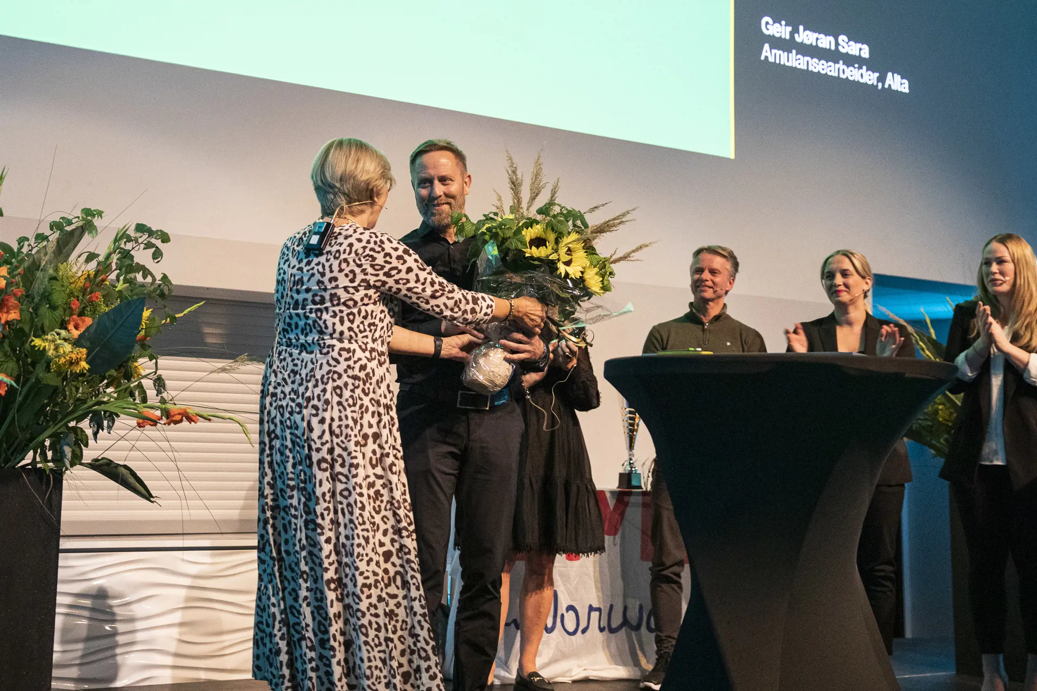 Geir Jøran mottar prisen på scenen under middagen.