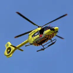 Et gult helikopter på himmelen