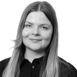 En kvinne med langt hår