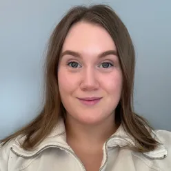 En kvinne med langt hår