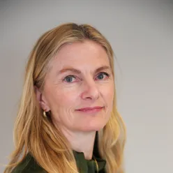 En kvinne med blondt hår