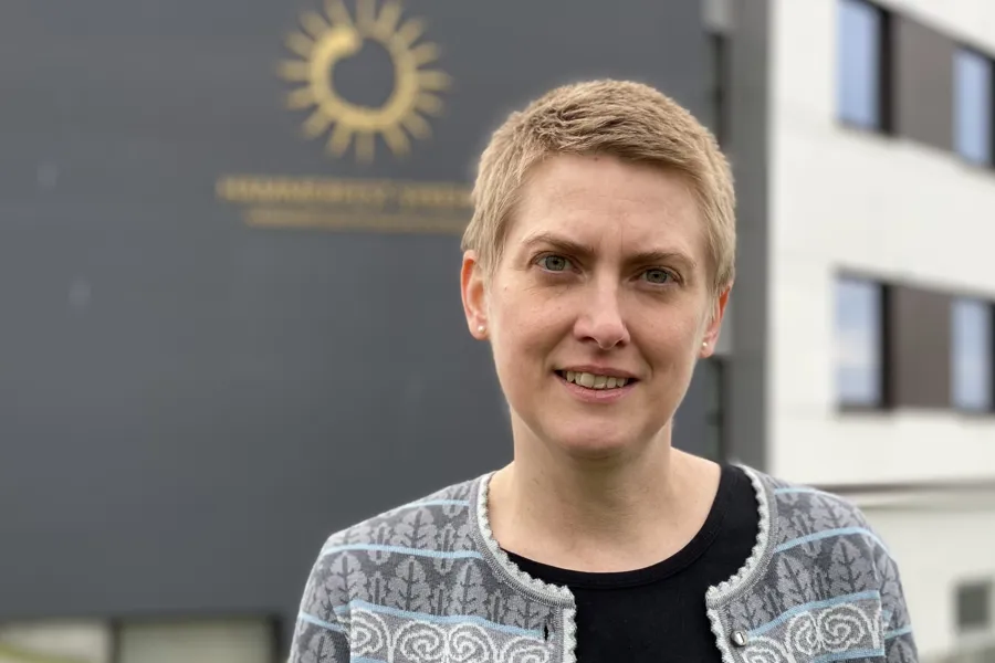 En mann som smiler til kameraet