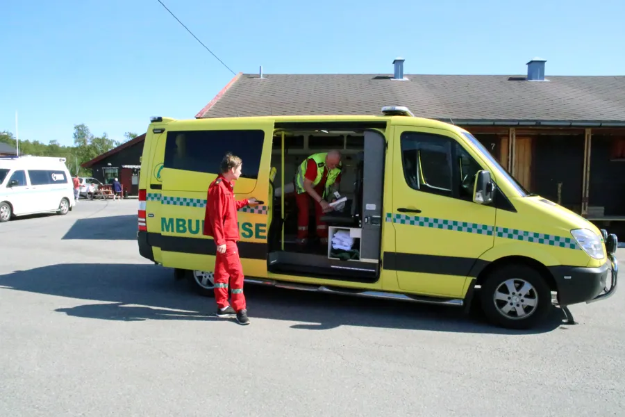Tommy Holm og Einar Linge med ambilansebilen som er stasjonert på Skaidi.