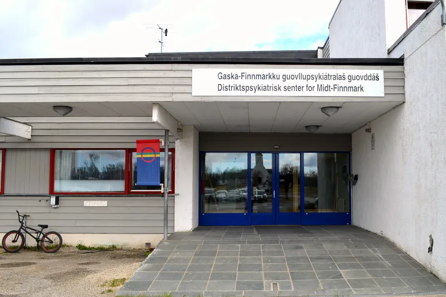 En bygning med en sykkel foran