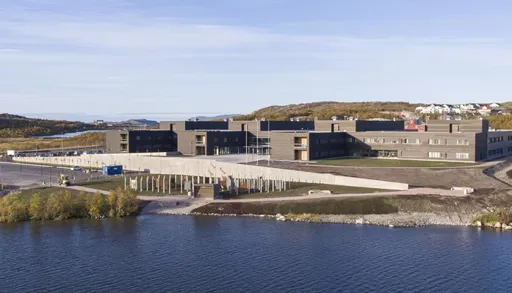 En stor bygning ved siden av en vannmasse