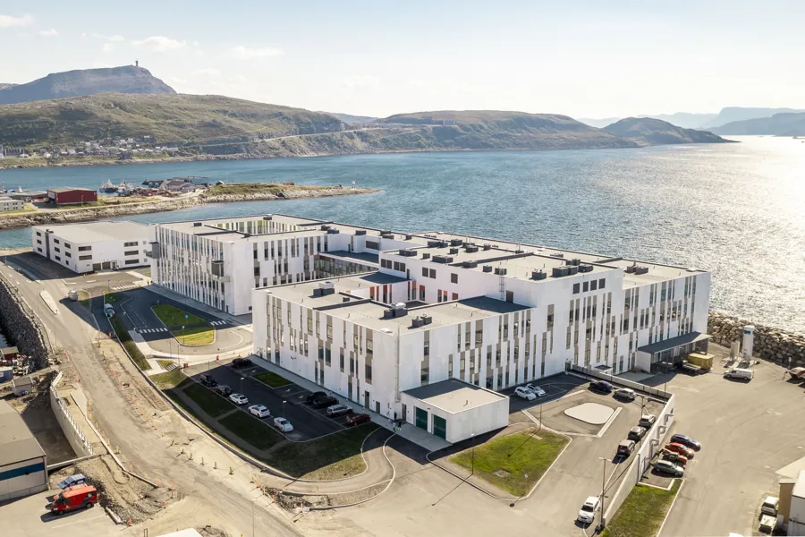 En høy vinkel av en bygning ved siden av en vannmasse